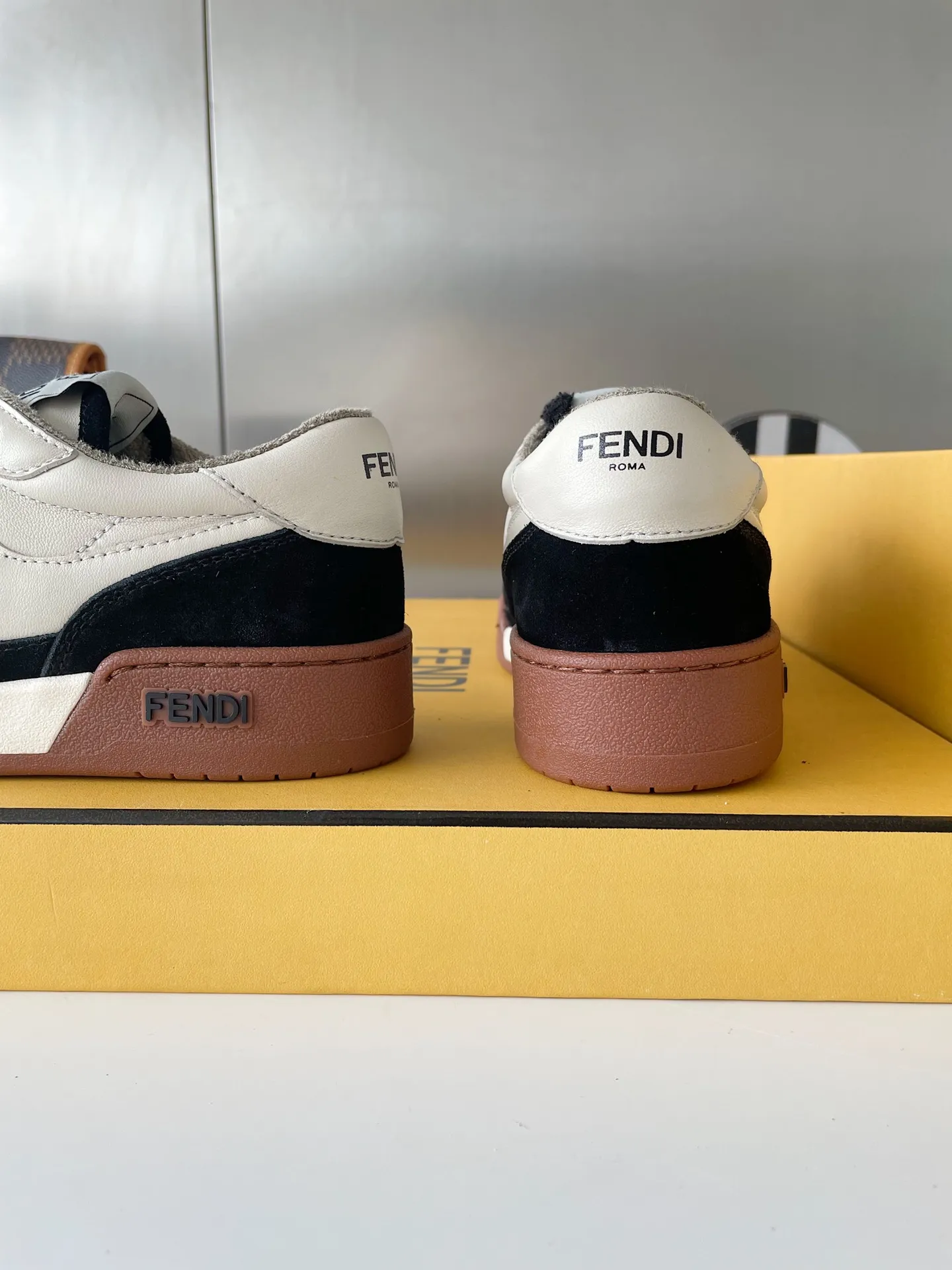 👟👟Ex-factory price👟👟Ex-factory price 520 👟👟 Fendi match's latest sneakers for couples, the first sneakers created by designer Kim Jones. Fendi match is similar to LV's Trainer basketball sneakers. The shoe shape is similar, with FF retro design added. The upper is made of suede and leather stitching. The double F logo on the side is convex and the lining is made of terry velvet. The upper foot is super soft and light. Comfortable and paired with a sweatshirt, full of youthful feel, and comes with exquisite packaging at the counter. Exclusive products, FENDI, trade channel orders, 2022 early spring catwalk models, capsule series, casual sneakers for couples. Cecilia Cheung, Jane Zhang, He Sui, Gu Li Nazha, Tang Yixin, Song Zuer, Wei Ya, and many other celebrities have endorsed them with FENDI Match sneakers. Let your thoughts flow, let the sunshine pour in, and interpret a variety of outfits! Fabric: Original custom suede + leather splicing combination Lining: Imported custom terry velvet lining Sole: Original molded T👟👟 Factory price U two-color combination sole Sole thickness: 3CM Size: Women's 35-40 / Men's 39-45